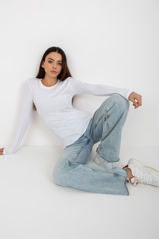 Valge põhiline ümara kaelusega...