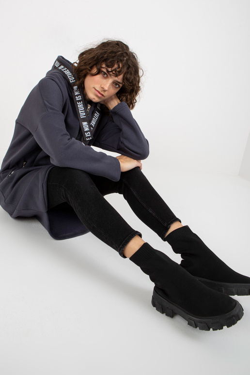 Grafiidist pikk taskutega dressipluus