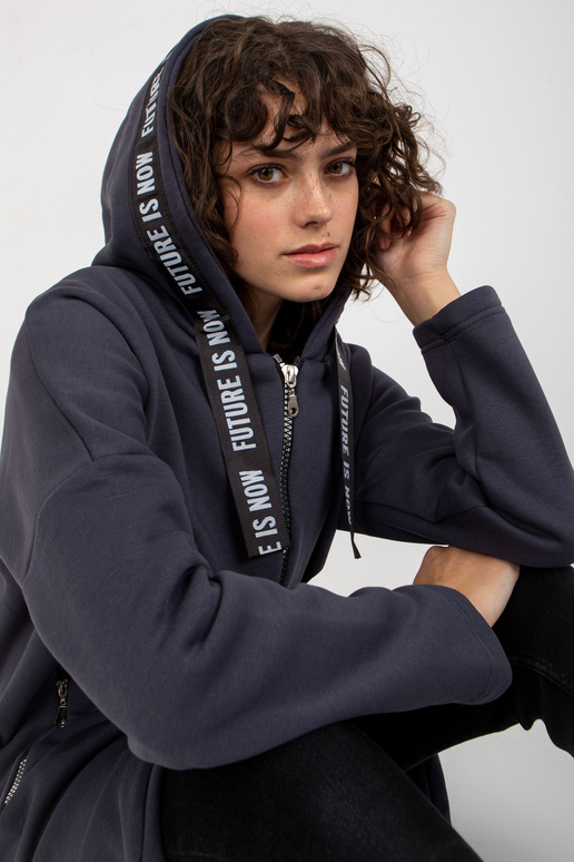 Grafiidist pikk taskutega dressipluus