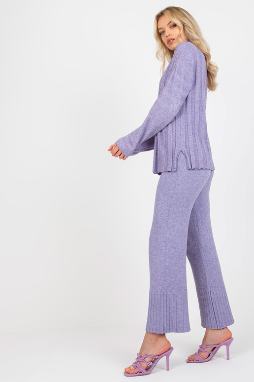 Lilla klassikaline ümara kaelusega...