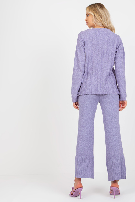 Lilla klassikaline ümara kaelusega...