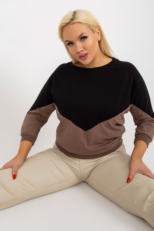 Must ja pruun ümara kaelusega pluss...