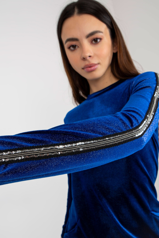 Tumesinine veluurist särav kokteilikleit