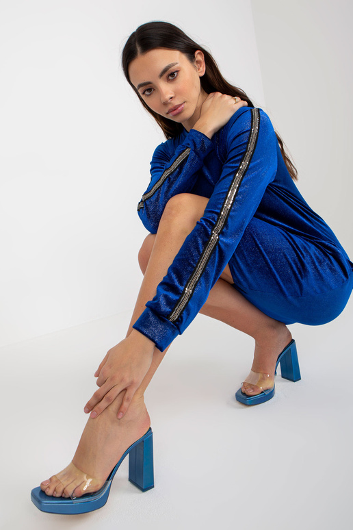 Tumesinine veluurist särav kokteilikleit