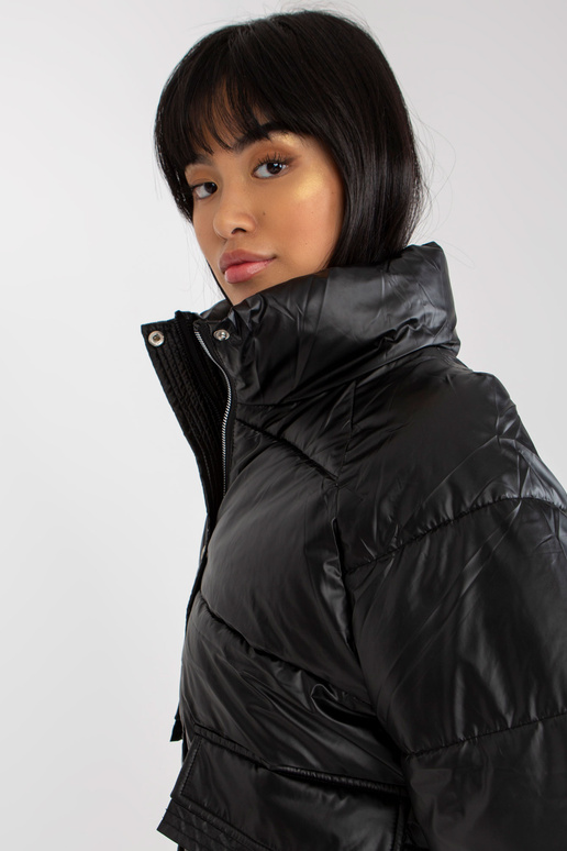 Must udusulgedega tepitud taskutega...