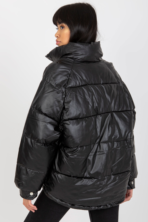 Must udusulgedega tepitud taskutega...