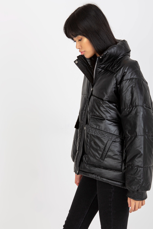 Must udusulgedega tepitud taskutega...