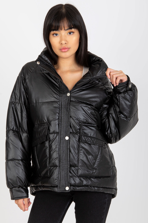 Must udusulgedega tepitud taskutega...