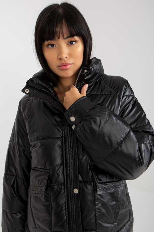 Must udusulgedega tepitud taskutega...