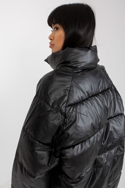 Must udusulgedega tepitud taskutega...