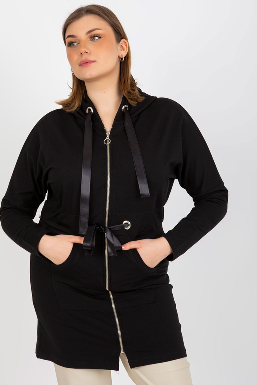 Must pikk plusssuuruses kapuutsiga...