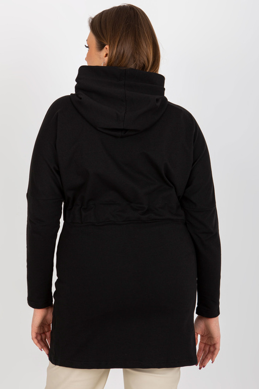 Must pikk plusssuuruses kapuutsiga...