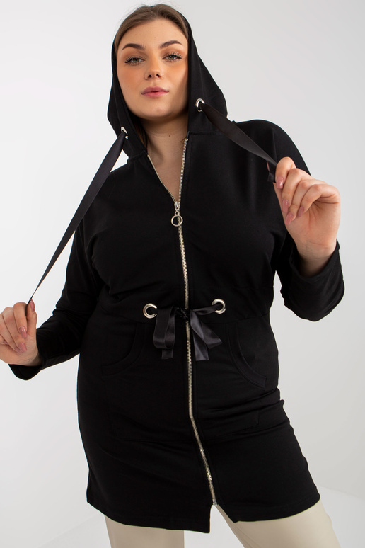 Must pikk plusssuuruses kapuutsiga...