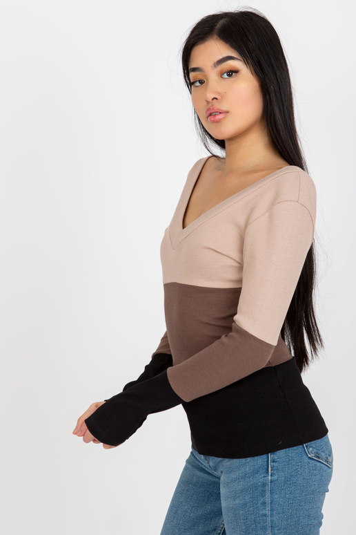 Beež ja must igapäevane triibuga...