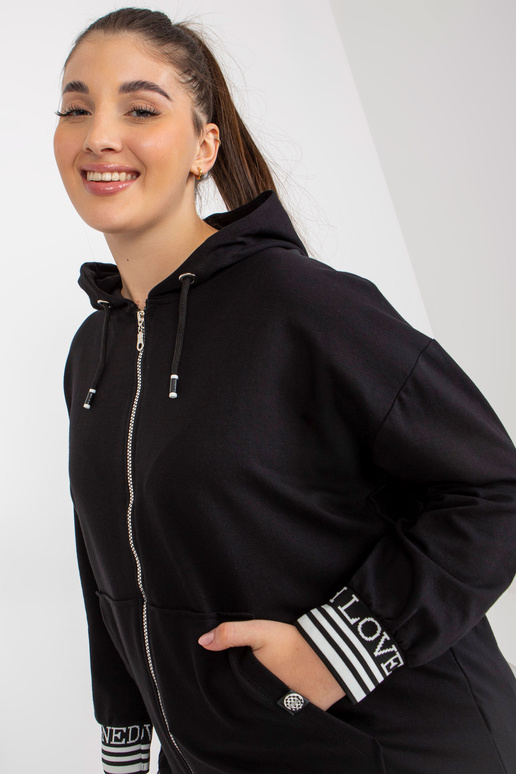 Must naiste suures suuruses taskutega...