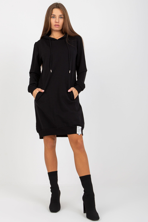 Lihtne must taskutega dressipluus