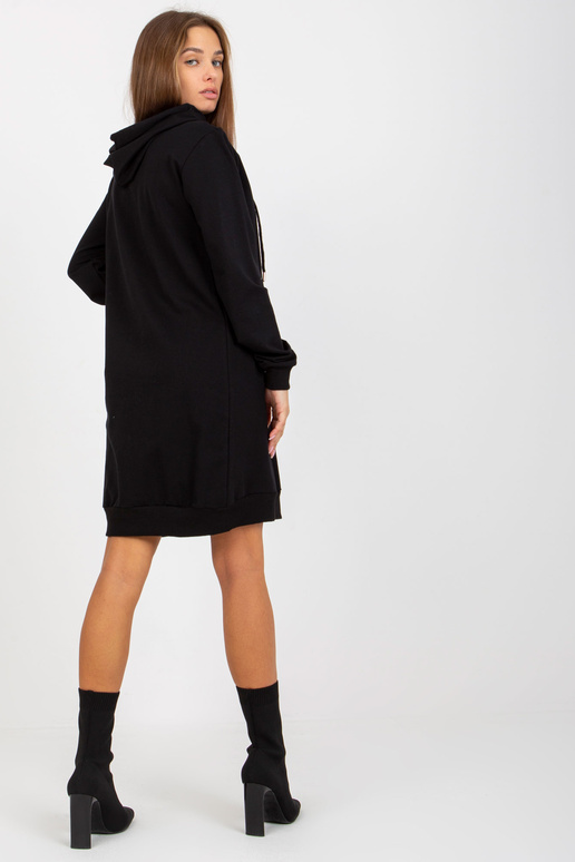 Lihtne must taskutega dressipluus