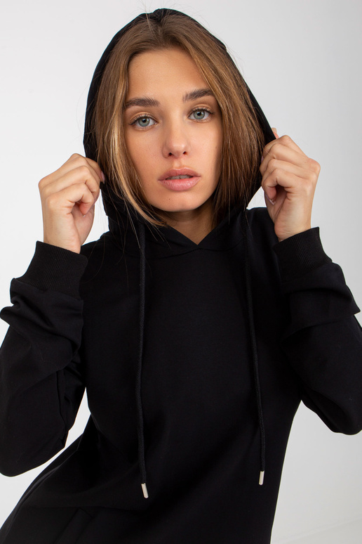 Lihtne must taskutega dressipluus