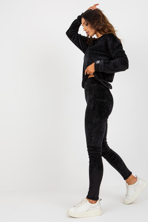 Must naiste veluurkomplekt koos... Must naiste veluurkomplekt koos...