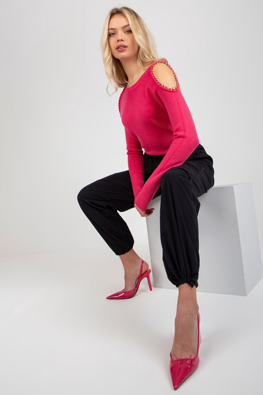 Fuksia paljaste õlgade ja kettidega...