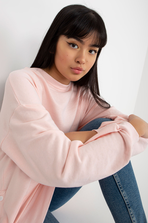 Heleroosa kapuutsita nööpnõeltega...