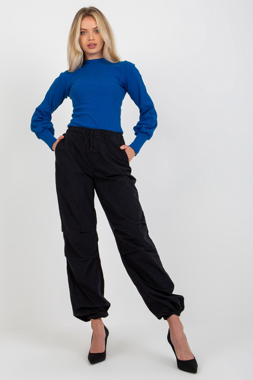 Tumesinise soonikuga poolkaelusega...