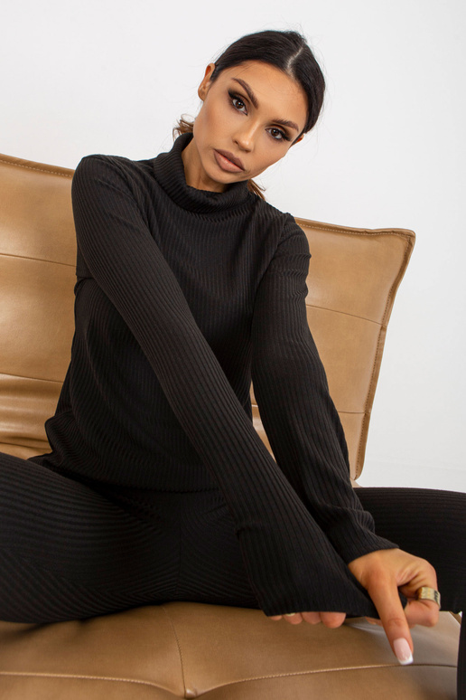 Komplektist must vabaaja soonikuga...