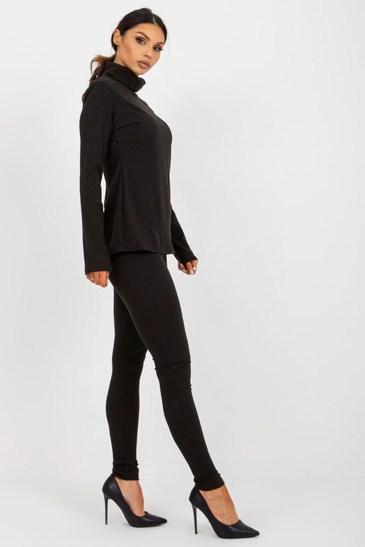 Komplektist must vabaaja soonikuga...