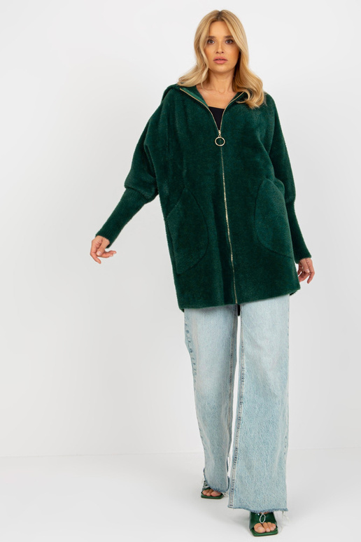 Kapuutsi ja lukuga tumeroheline...