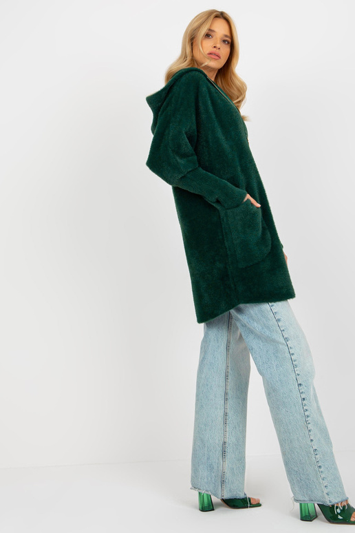 Kapuutsi ja lukuga tumeroheline...