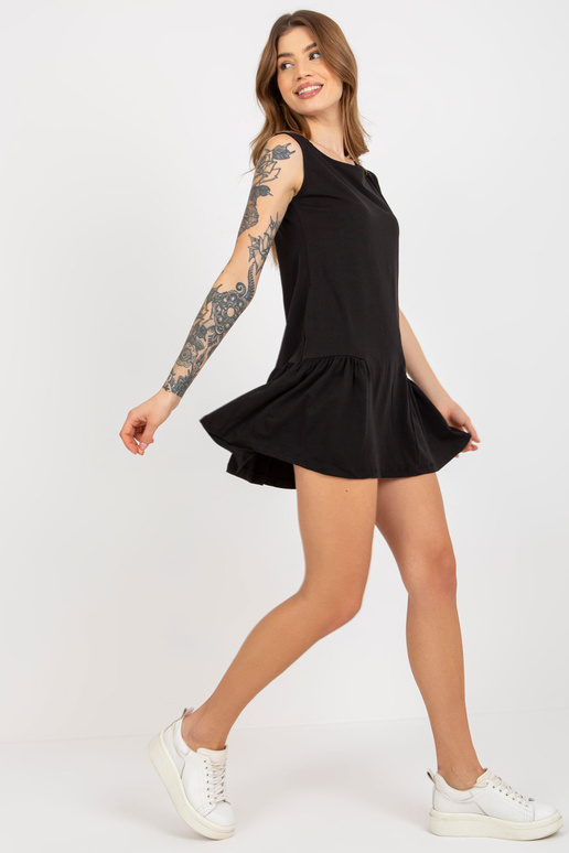 Must volangideta varrukateta tavaline... Must volangideta varrukateta tavaline...