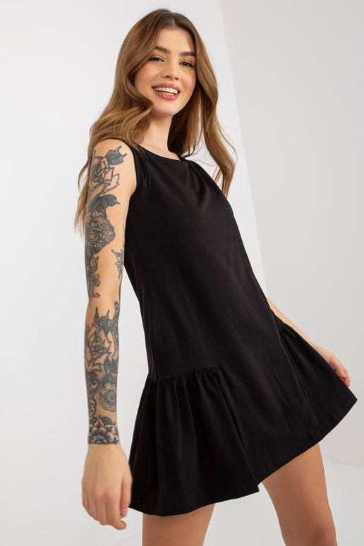 Must volangideta varrukateta tavaline... Must volangideta varrukateta tavaline...