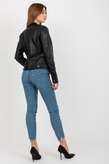 Must naiste eko-nahast...