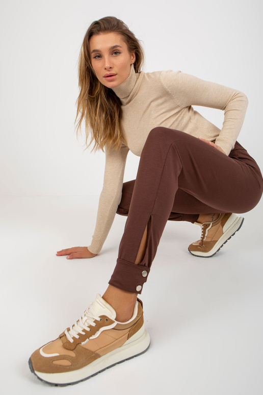 Pruunid krõpsudega dressipüksid jalas...