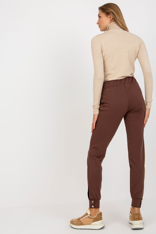 Pruunid krõpsudega dressipüksid jalas...