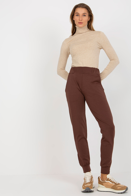 Pruunid krõpsudega dressipüksid jalas...