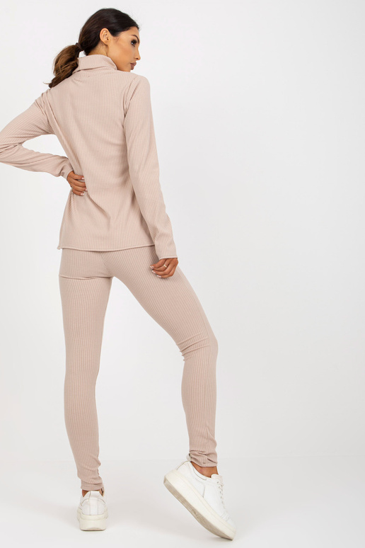 Komplektist beež naiste soonikuga...