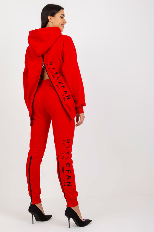 Punane naiste dressikomplekt, millel... Punane naiste dressikomplekt, millel...