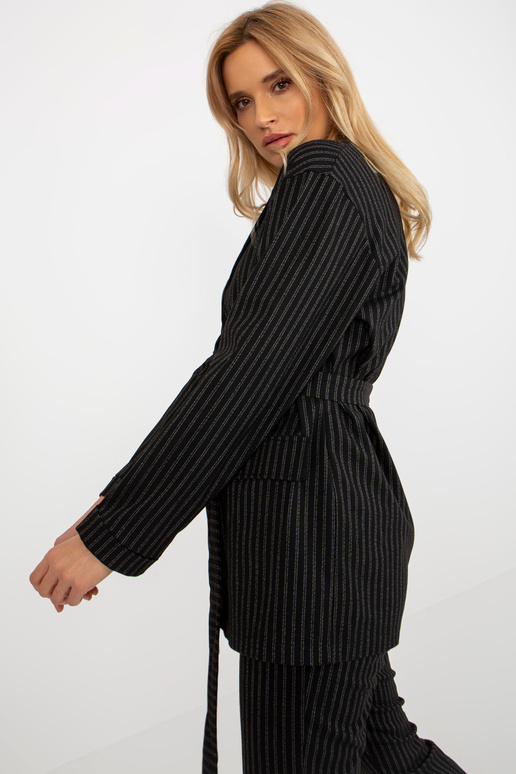 Must elegantne kostüümiga bleiser