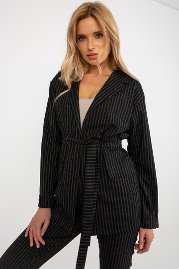 Must elegantne kostüümiga... 2