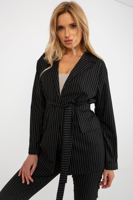 Must elegantne kostüümiga bleiser