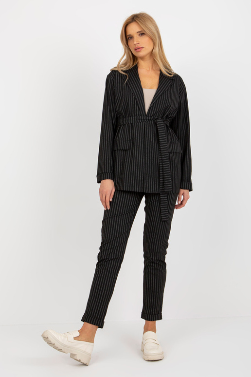 Must elegantne kostüümiga bleiser