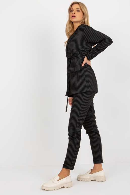 Must elegantne kostüümiga bleiser