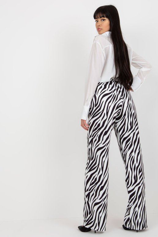 Mustvalged loomamustrilise kangaga...