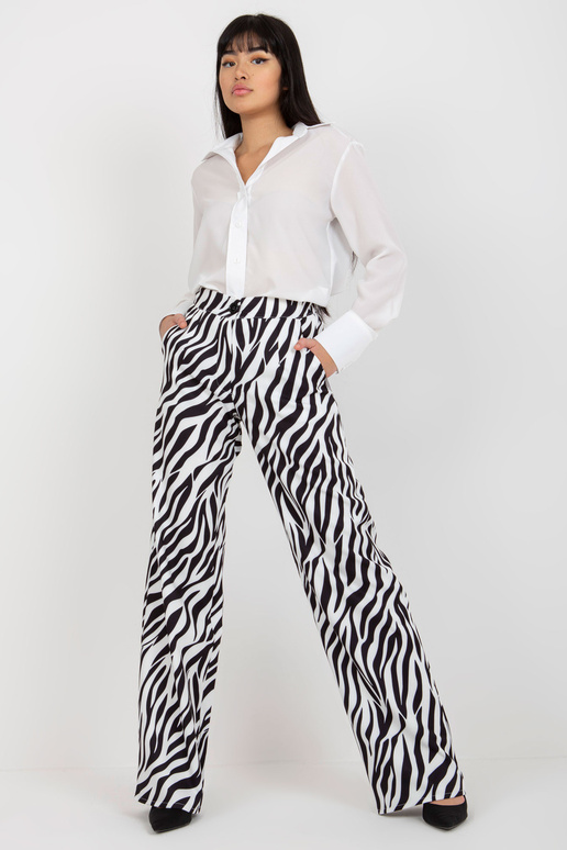 Mustvalged loomamustrilise kangaga...