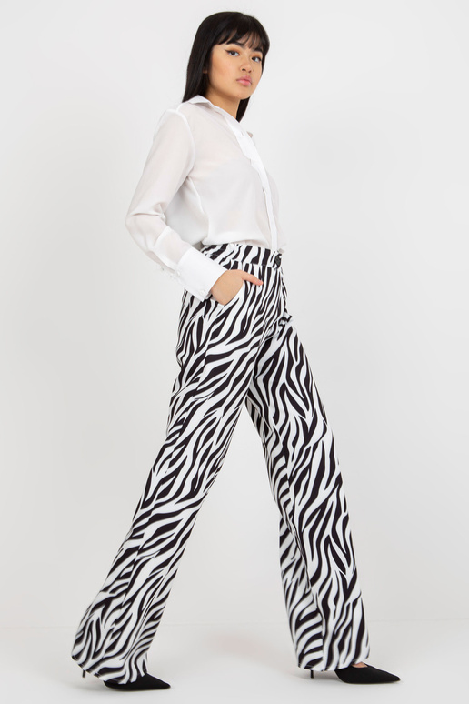 Mustvalged loomamustrilise kangaga...