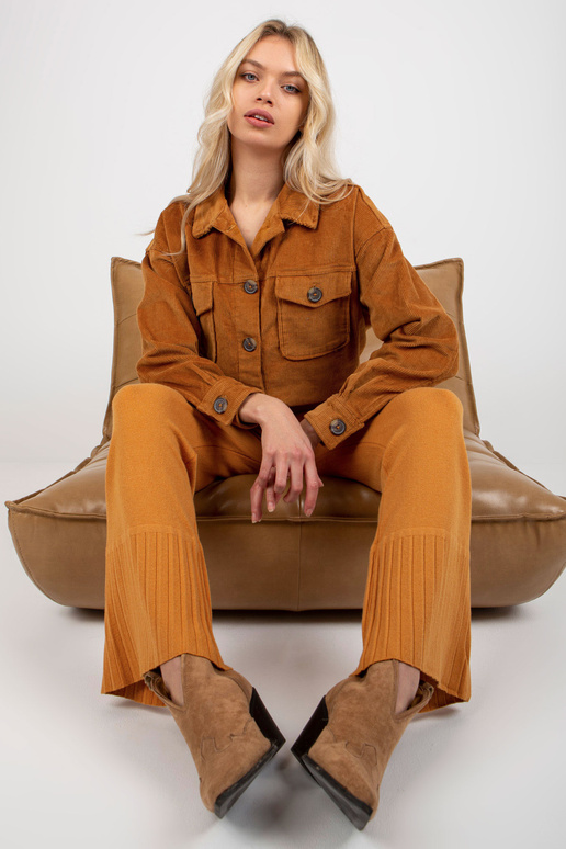 Tumekollased laiad kootud püksid...