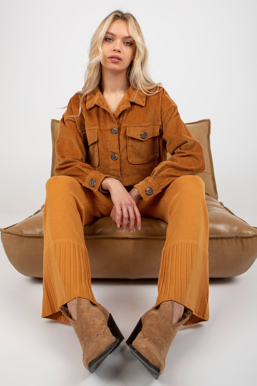 Tumekollased laiad kootud püksid...