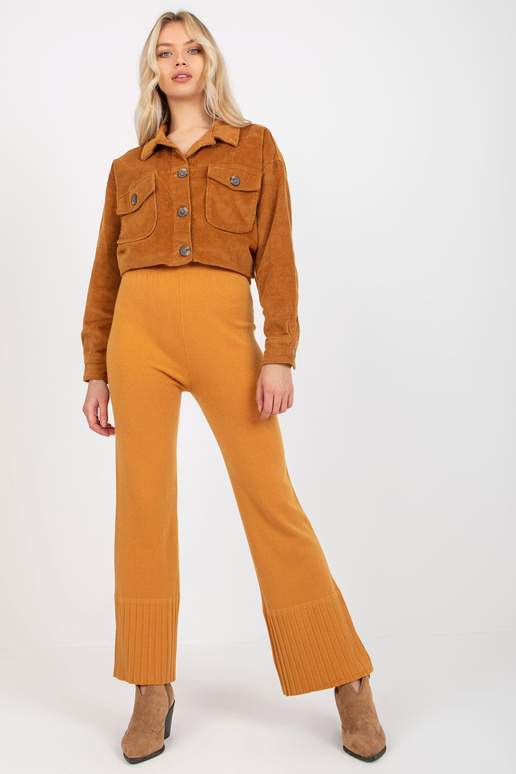 Tumekollased laiad kootud püksid...