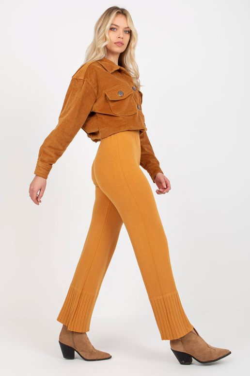 Tumekollased laiad kootud püksid...